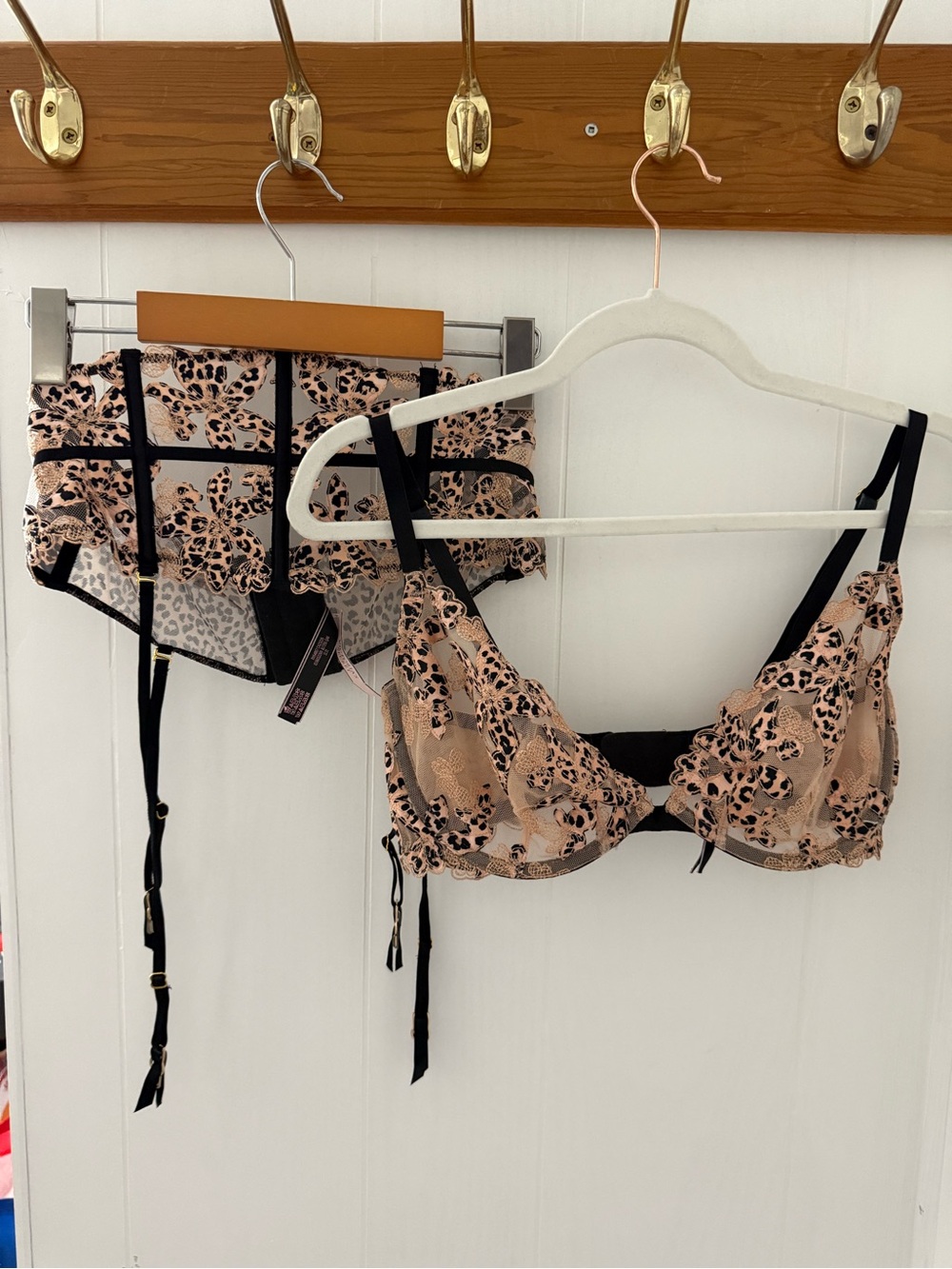 VICTORIA’S SECRET Very Sexy Bra and Garter Belt 34DD - Picture 2 of 16